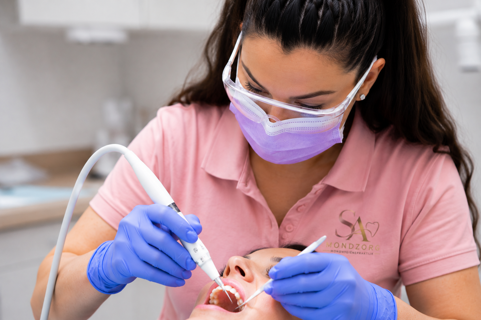 Shabona van SA Mondhygiënist tijdens een behandeling voor cliënten uit Leidschendam